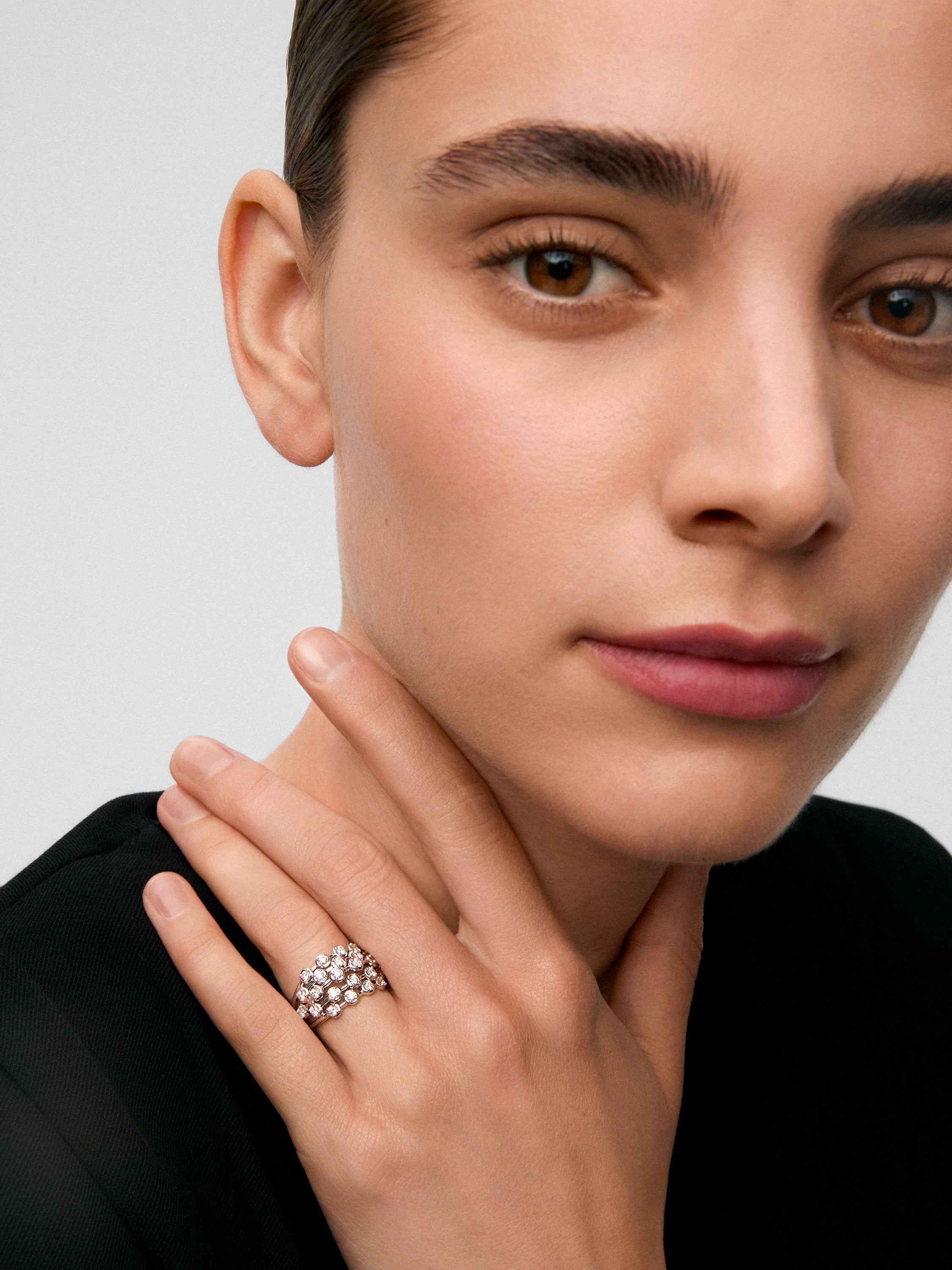 Anillo multibrazo de oro blanco de 18K con 24 diamantes en talla brillante con un total de 0,79 cts