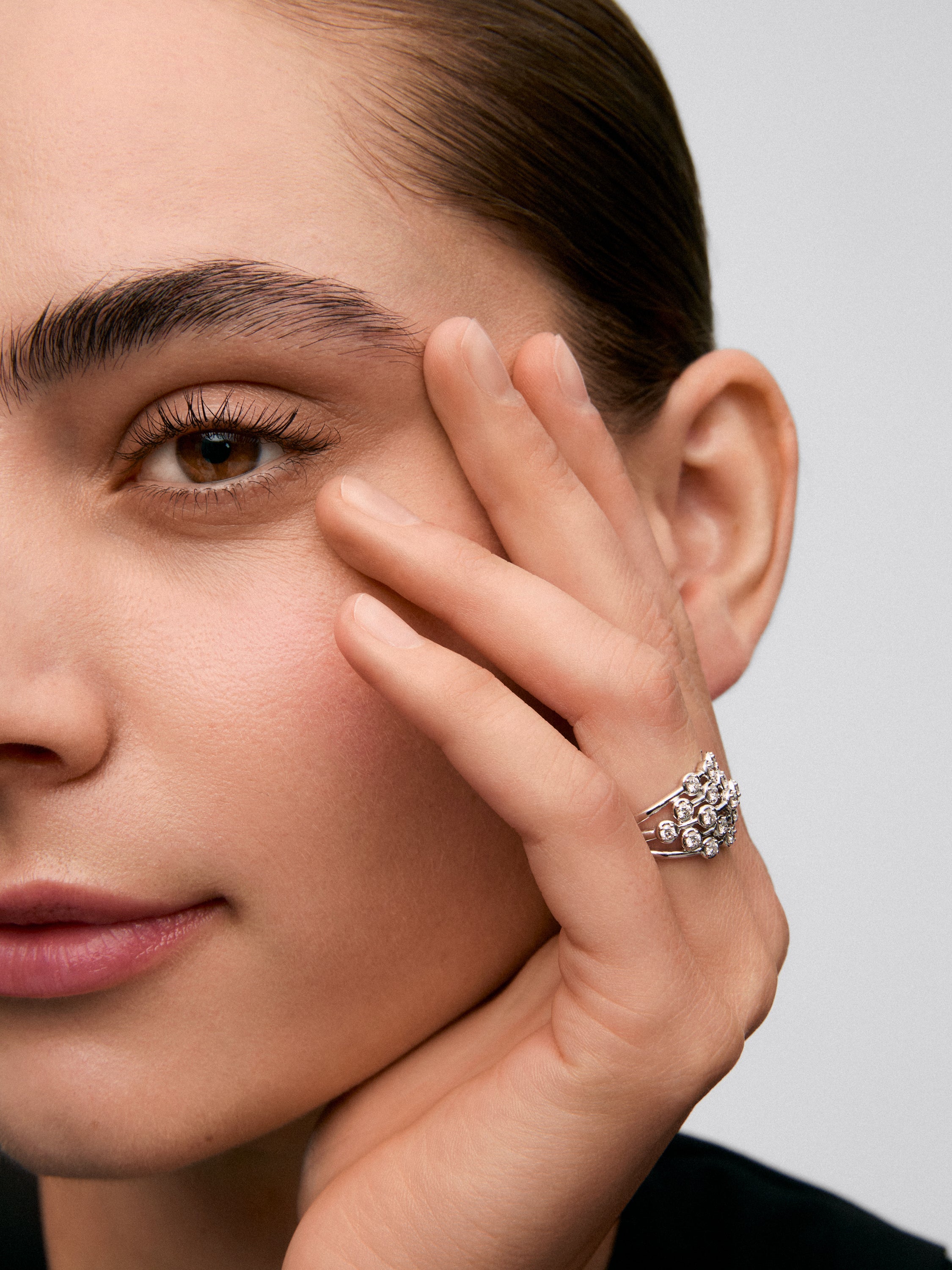 Anillo multibrazo de oro blanco de 18K con 24 diamantes en talla brillante con un total de 0,79 cts