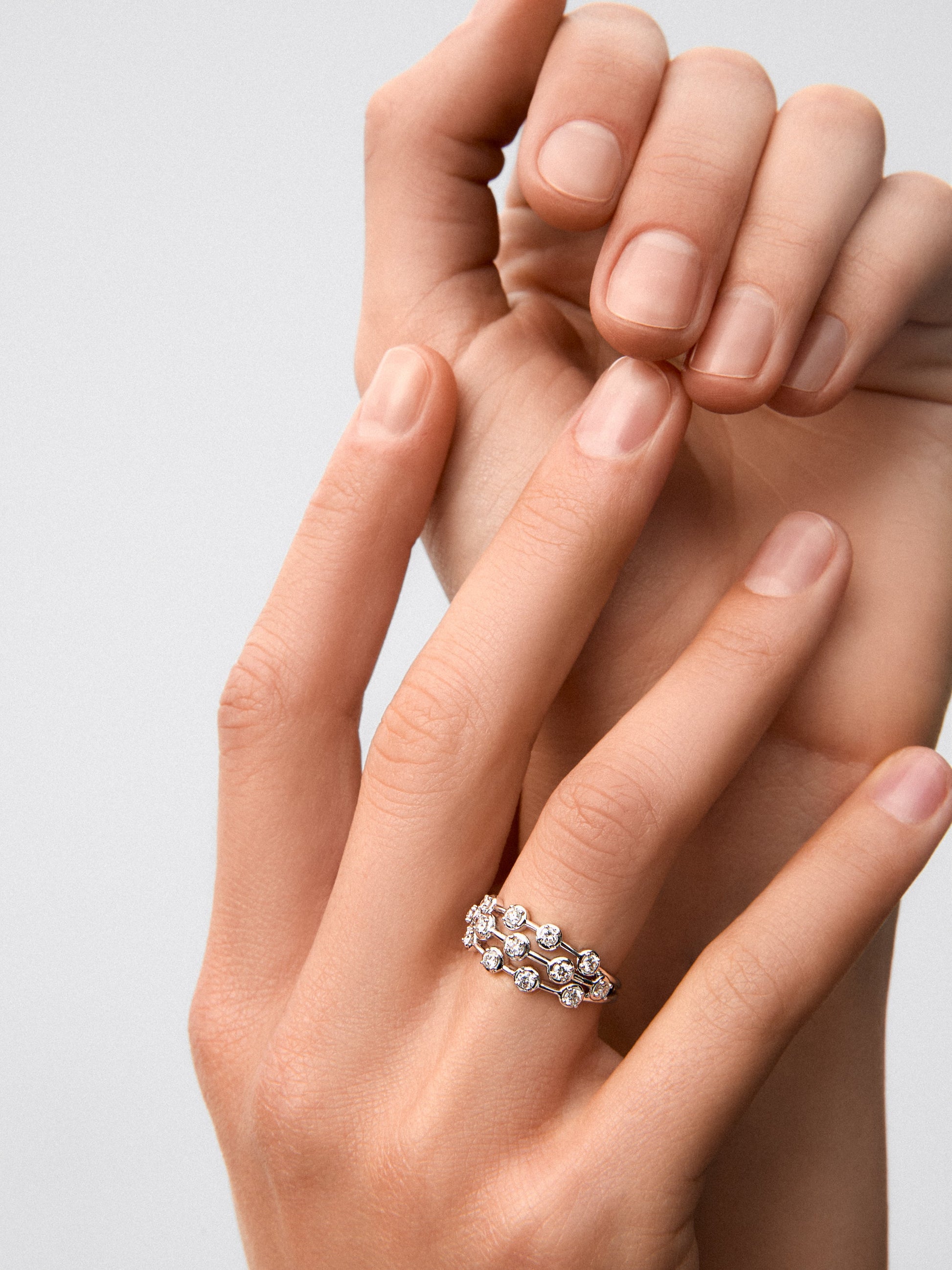 Anillo multibrazo de oro blanco de 18K con 13 diamantes en talla brillante con un total de 0,45 cts