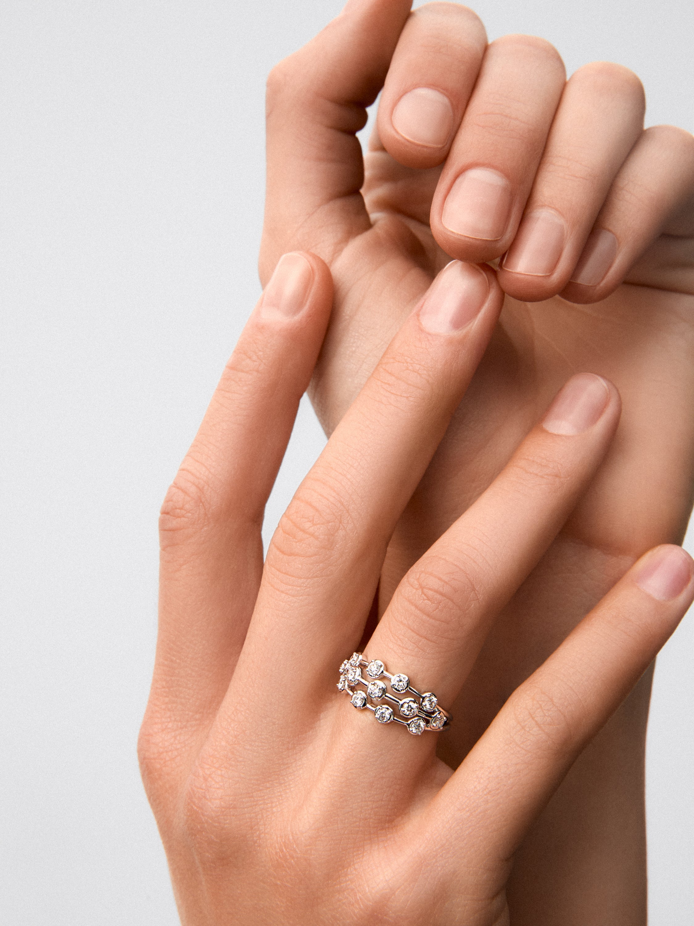 Anillo multibrazo de oro blanco de 18K con 13 diamantes en talla brillante con un total de 0,45 cts