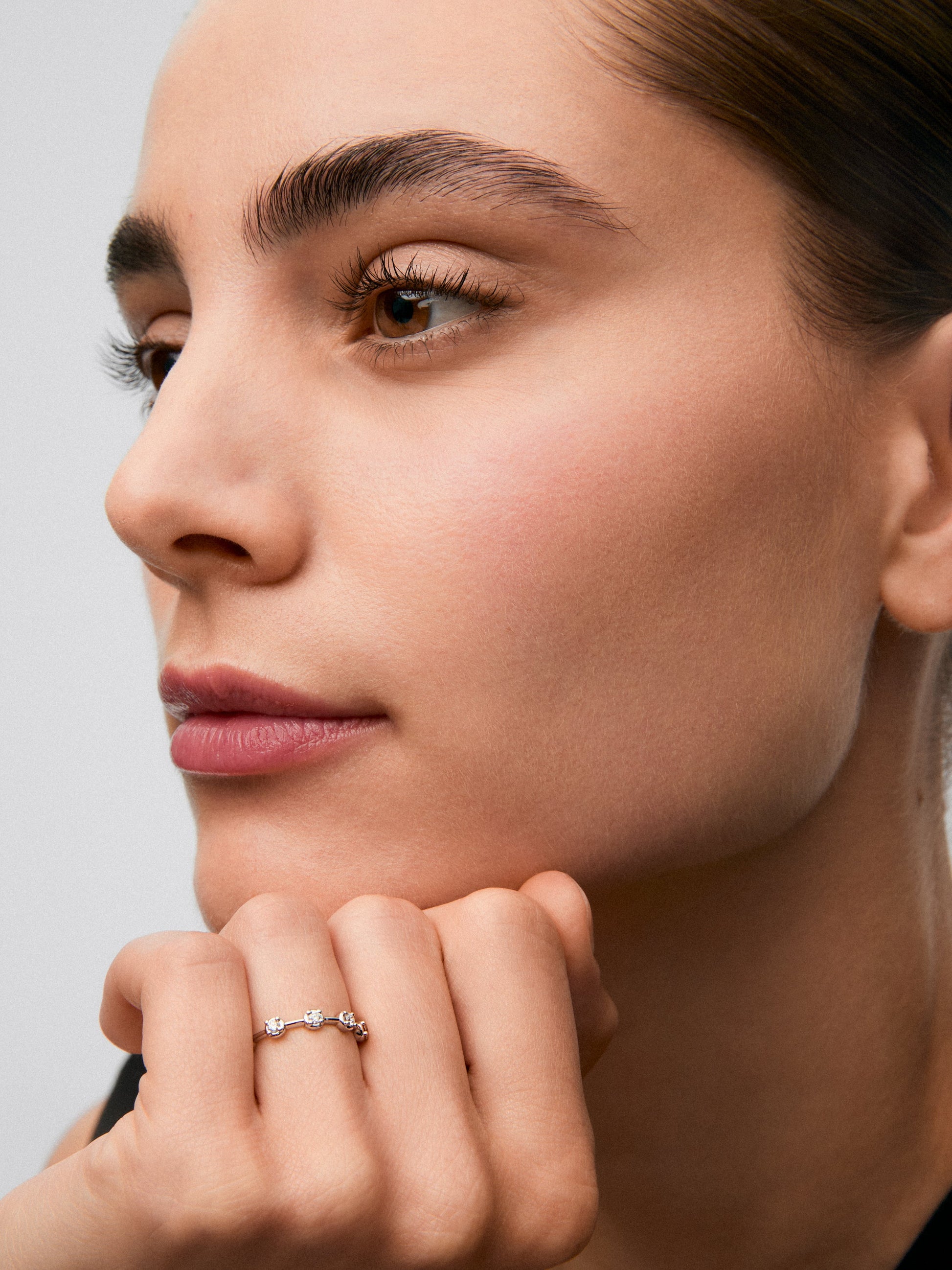 Anillo de oro blanco de 18K con 5 diamantes en talla brillante con un total de 0,16 cts