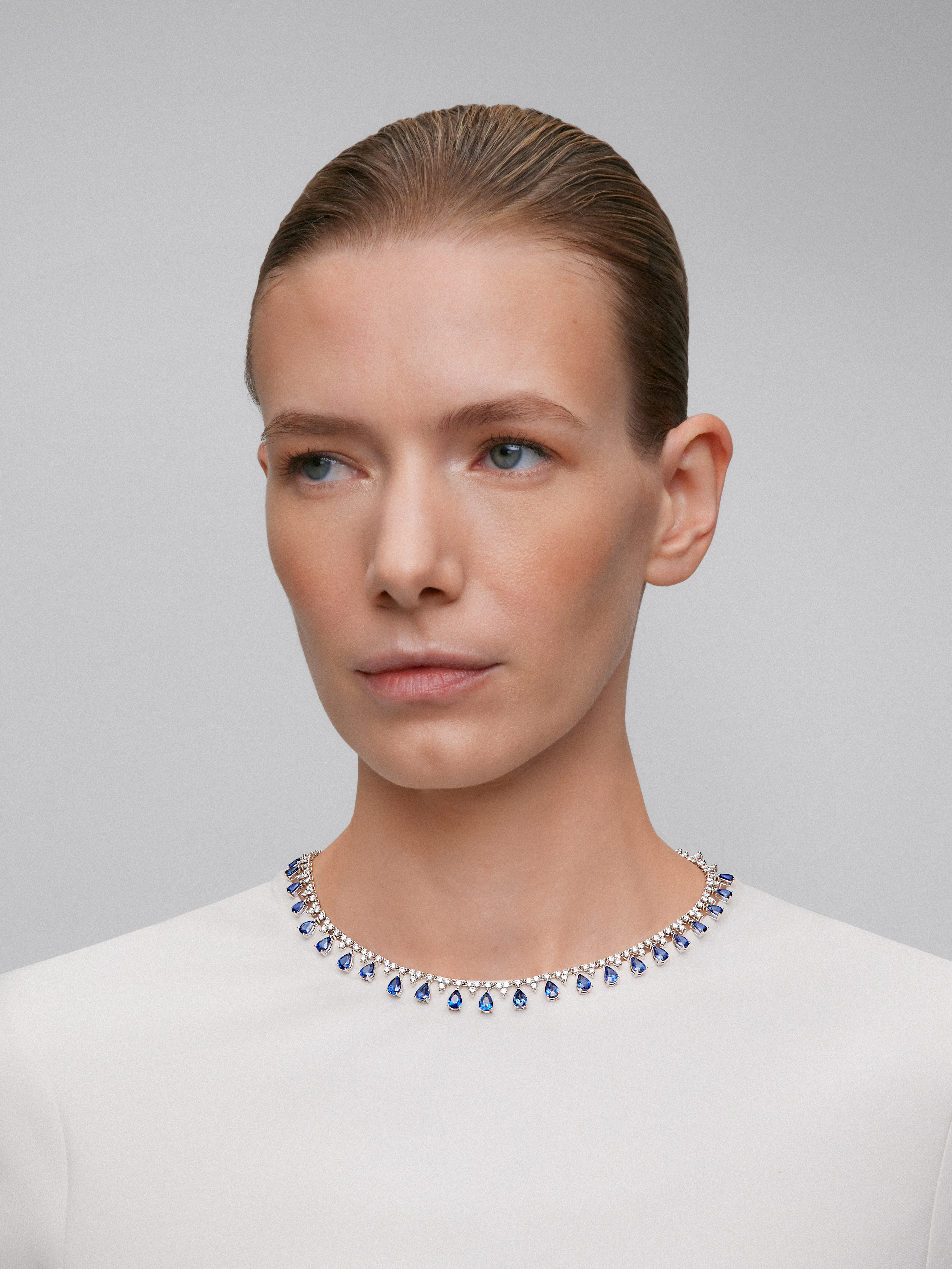 Collar rivière de oro blanco de 18K con zafiros azules en talla pera de 16,62 cts y diamantes blancos en talla brillante de 8,84 cts