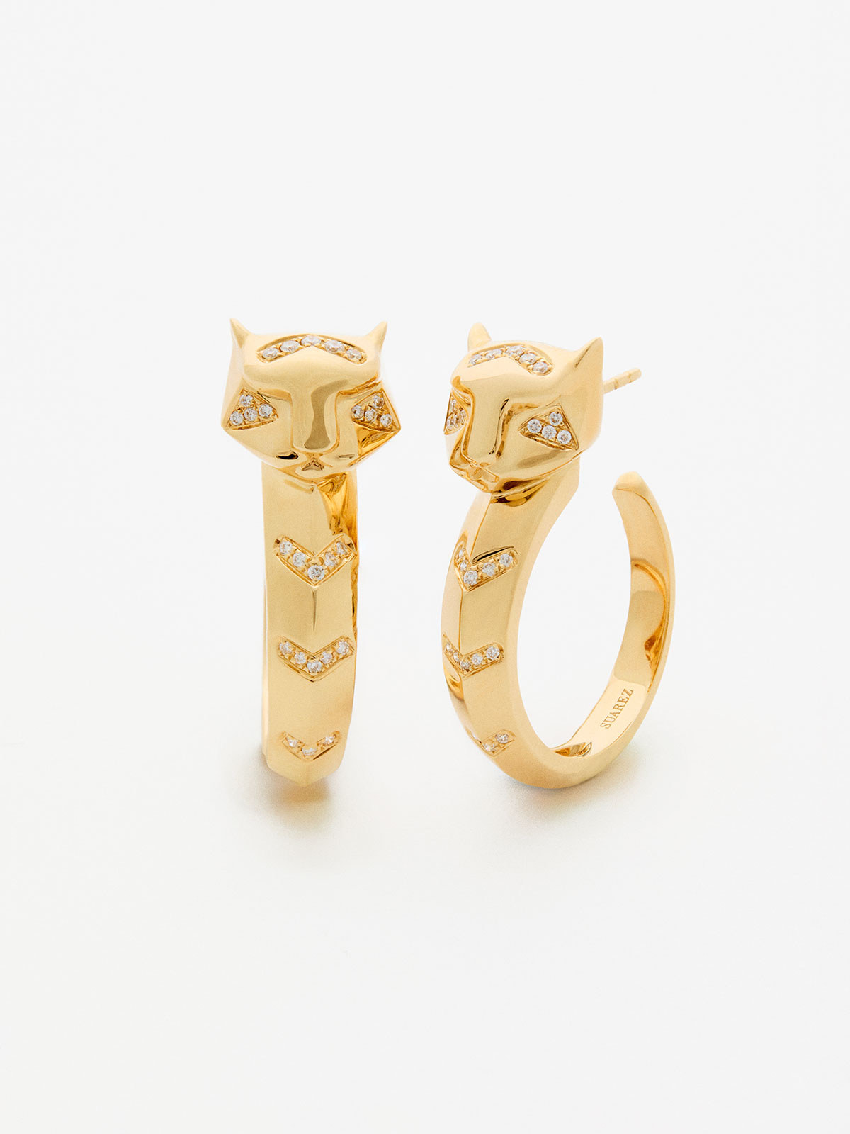 Pendientes de aro de oro amarillo de 18K con diamantes en talla brillante de 0,16 cts con forma de tigre