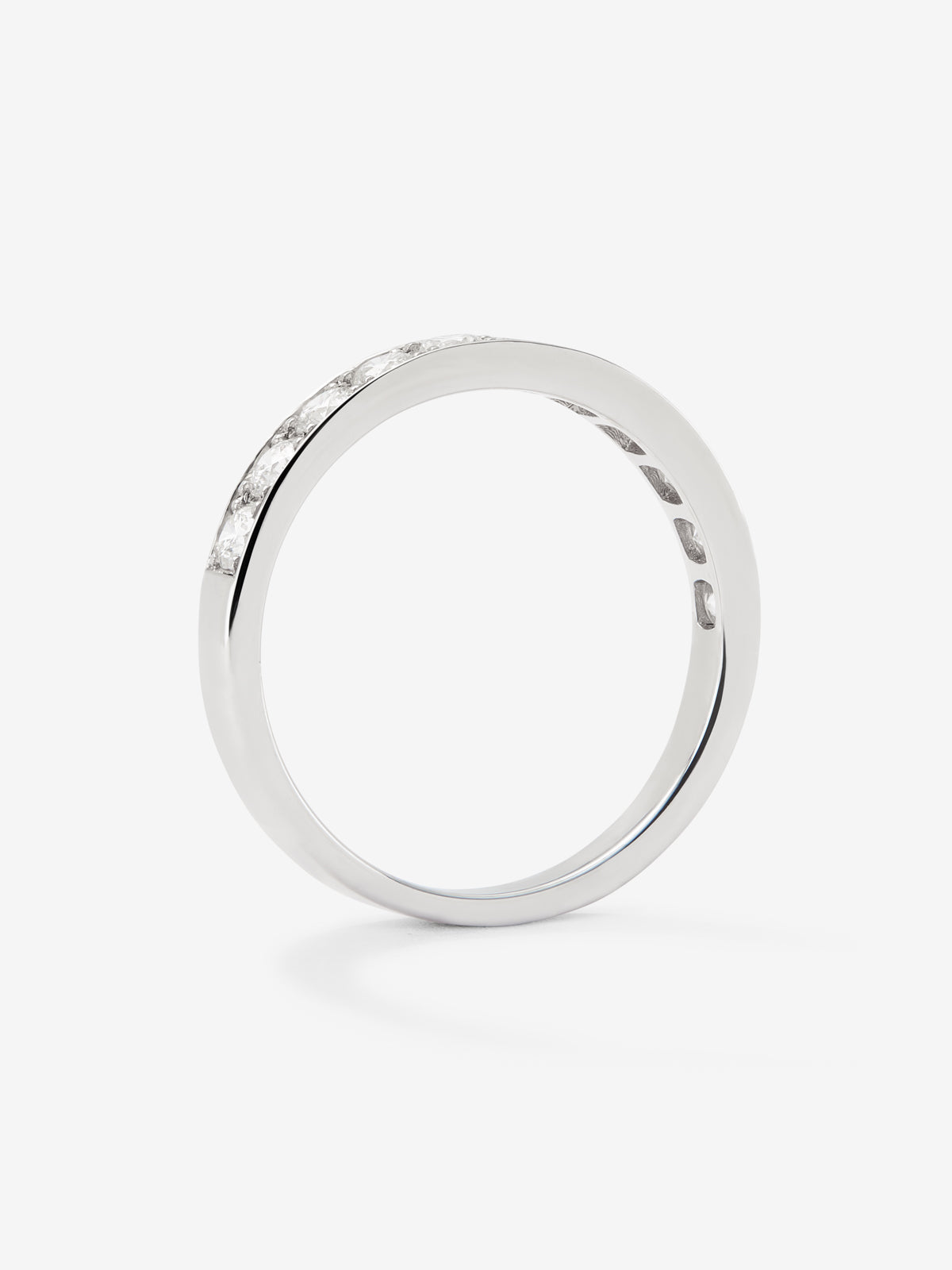 Anillo de oro blanco de 18K con diamantes en talla brillante con un total de 0,6 cts