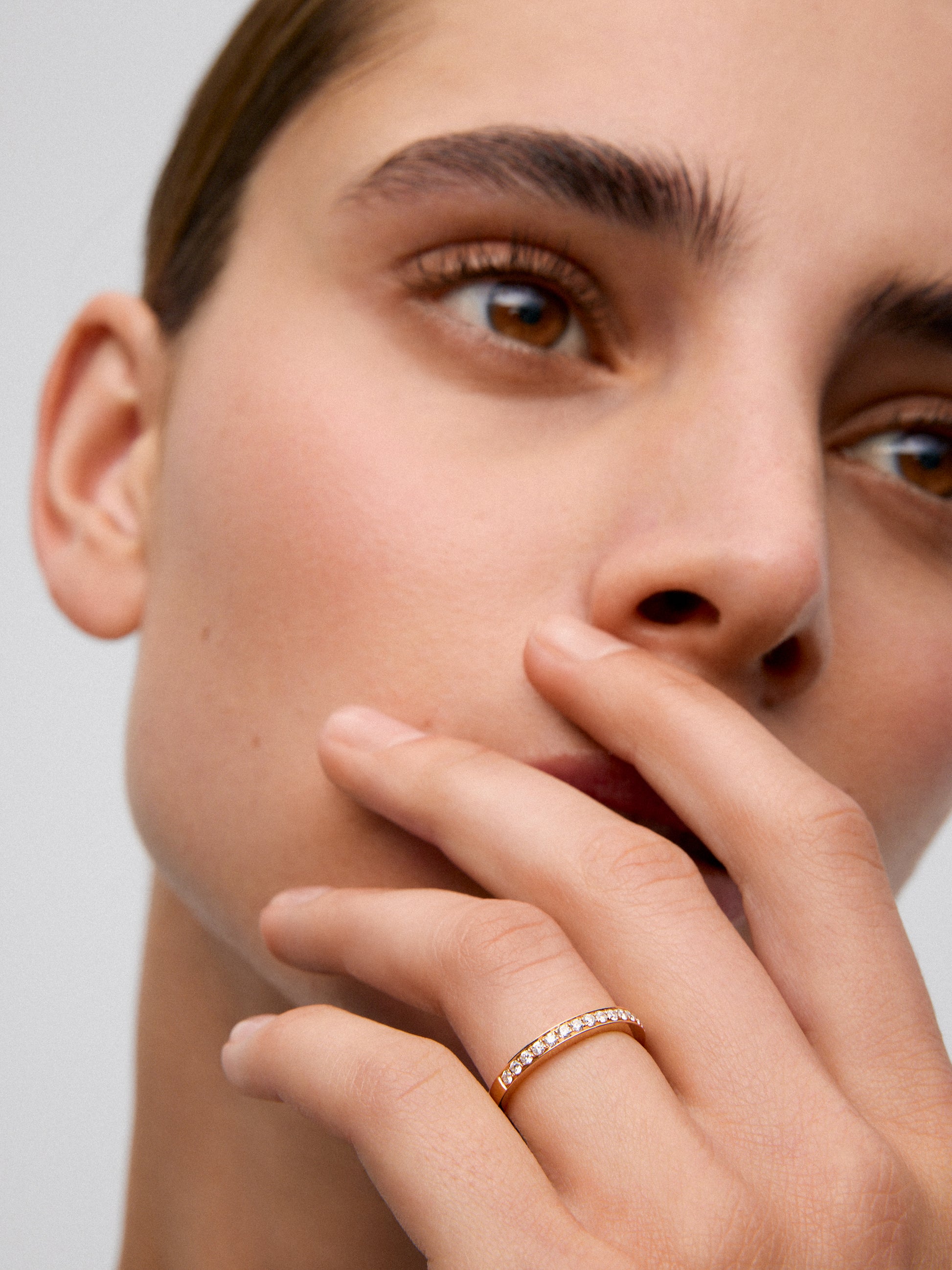 Anillo alianza media de compromiso de oro rosa de 18K con diamantes en banda
