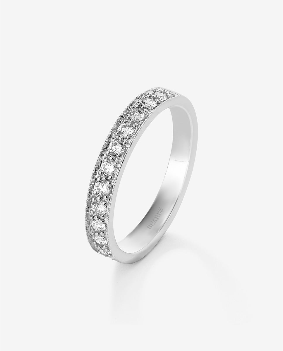 Media alianza de oro blanco de 18K con 13 diamantes en talla brillante con un total de 0,36 cts