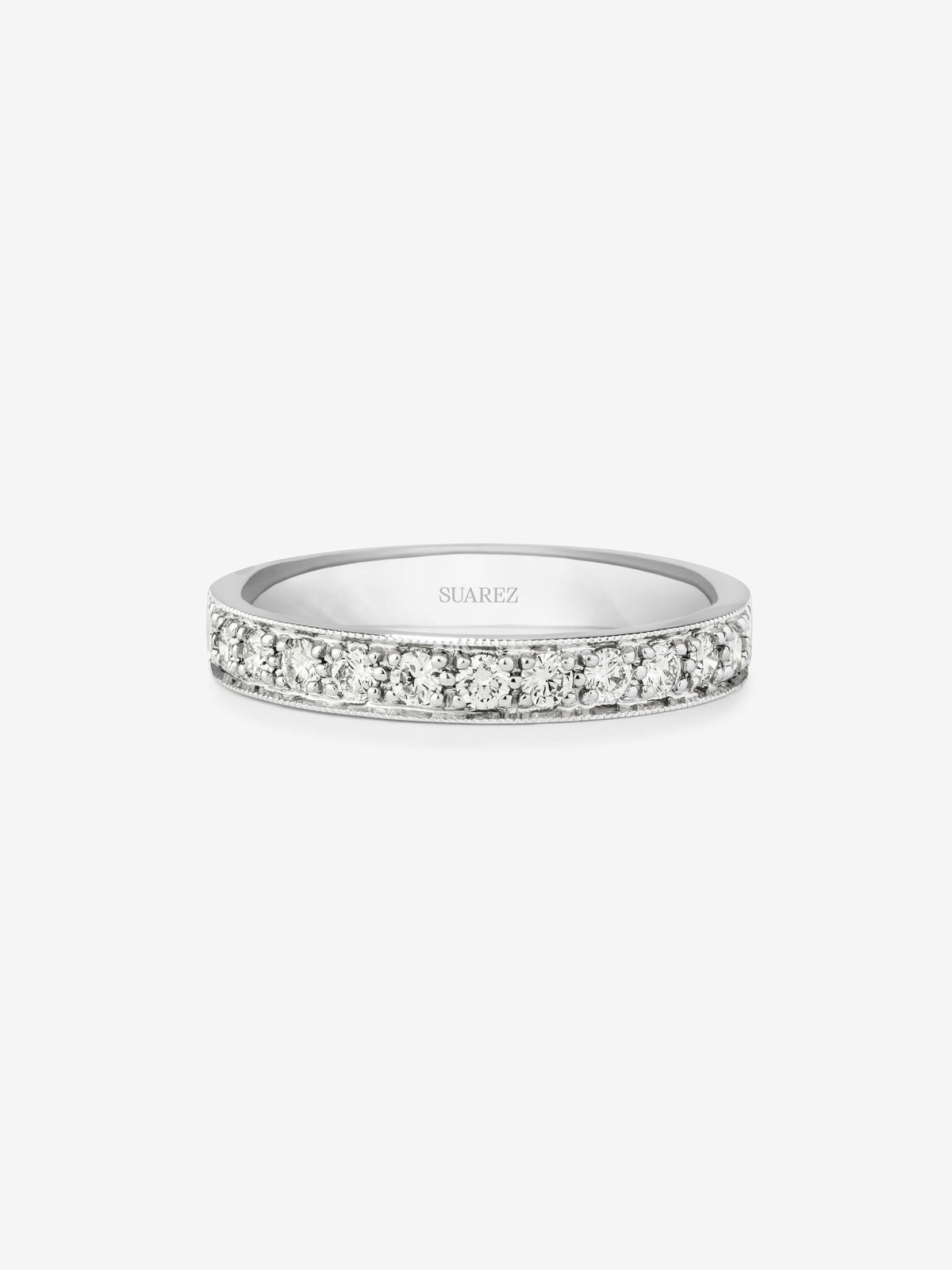 Media alianza de oro blanco de 18K con 13 diamantes en talla brillante con un total de 0,36 cts