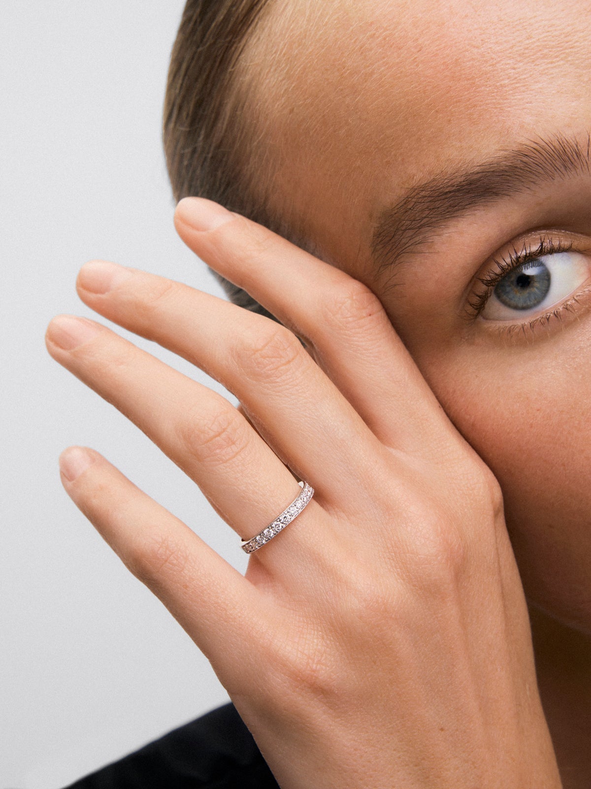 Media alianza de oro blanco de 18K con 13 diamantes en talla brillante con un total de 0,36 cts