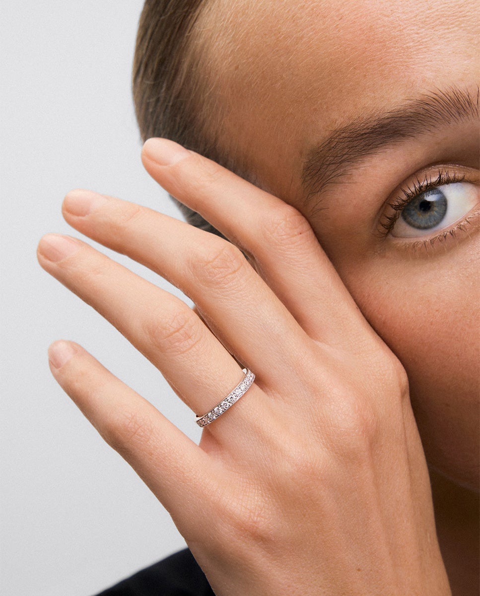 Media alianza de oro blanco de 18K con 13 diamantes en talla brillante con un total de 0,36 cts