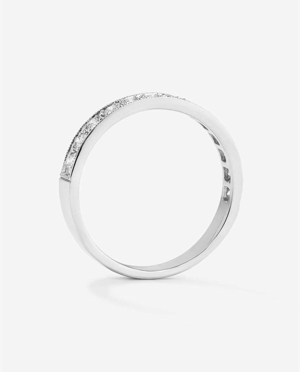 Media alianza de oro blanco de 18K con 13 diamantes en talla brillante con un total de 0,36 cts