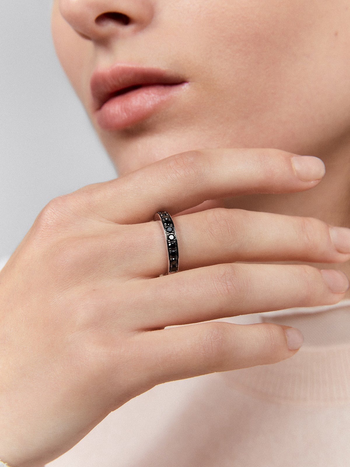 Anillo de plata 925 con 15 espinelas negras en talla brillante con un total de 1,58 cts