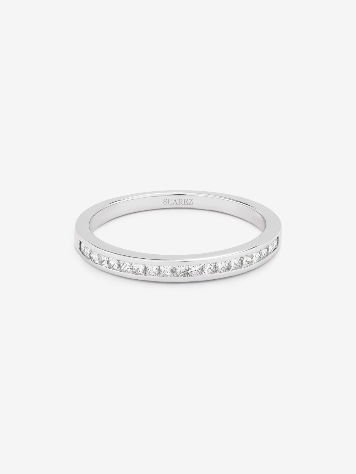 Media alianza de oro blanco de 18K con 19 diamantes en talla princesa con un total de 0,29 cts