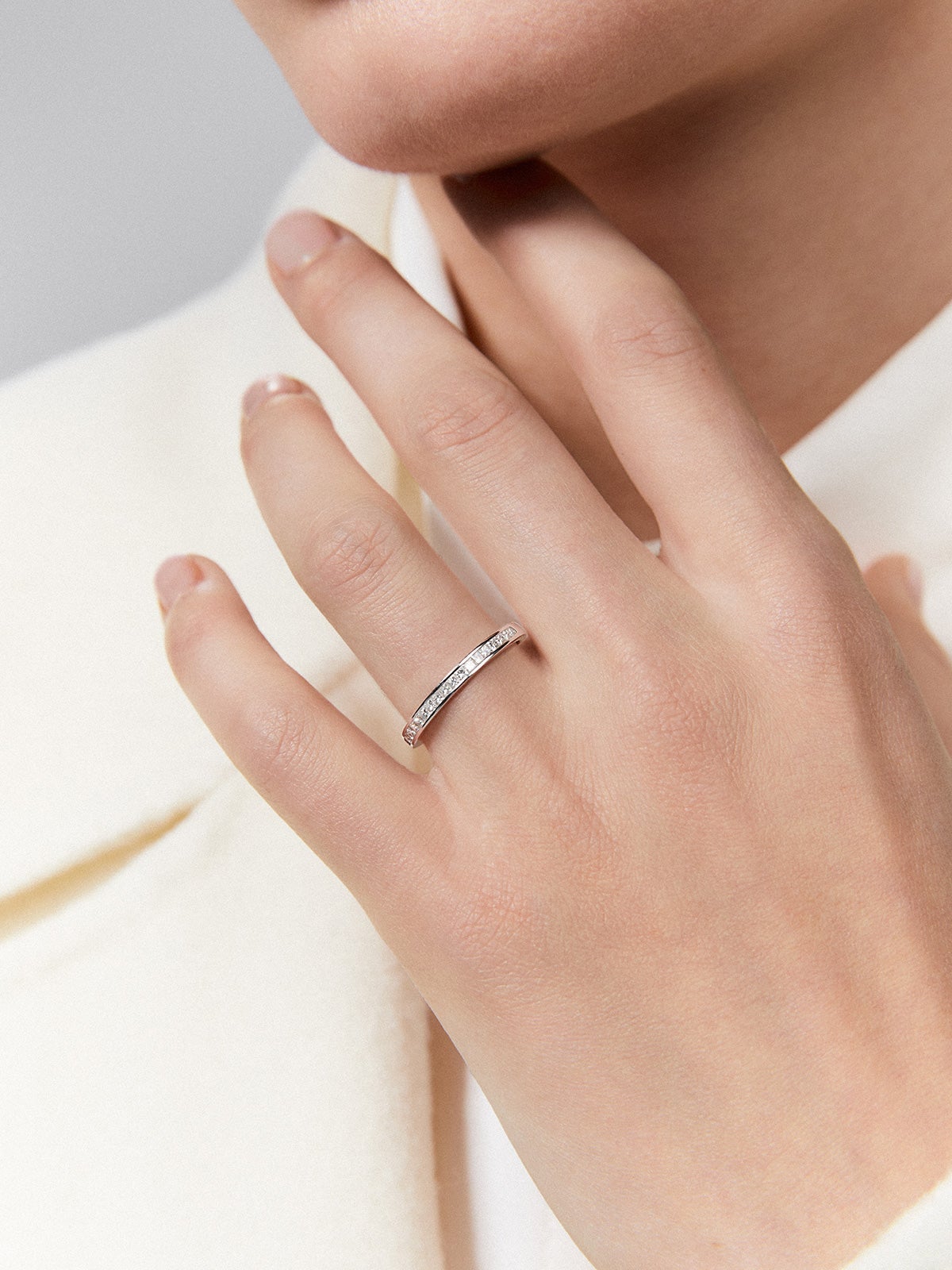 Media alianza de oro blanco de 18K con 19 diamantes en talla princesa con un total de 0,29 cts