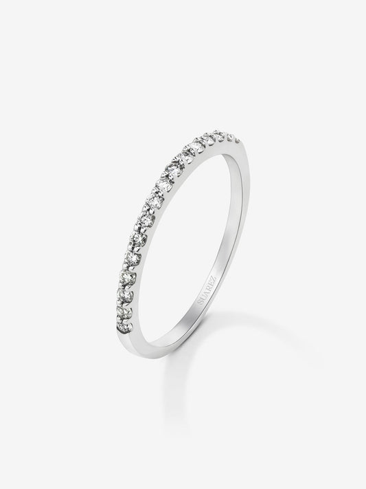 Media alianza de oro blanco de 18K con 16 diamantes en talla brillante con un total de 0,2 cts