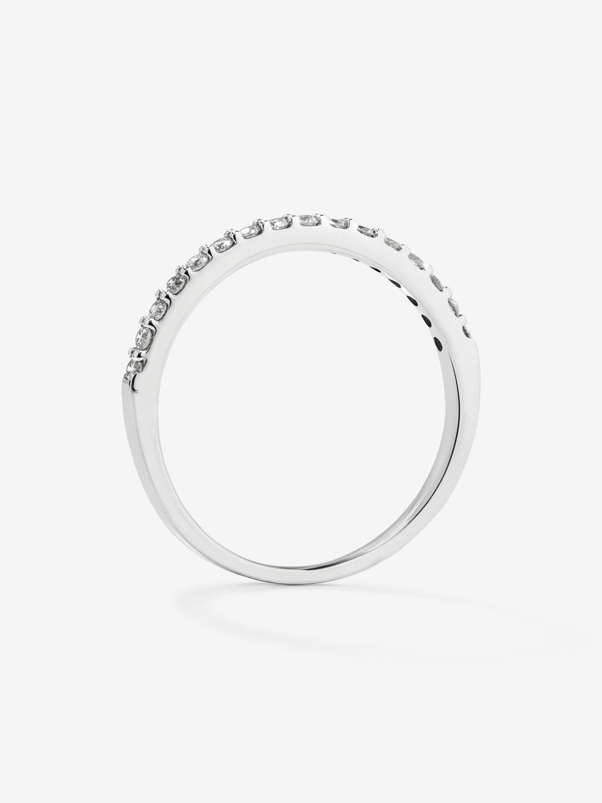 Media alianza de oro blanco de 18K con 16 diamantes en talla brillante con un total de 0,2 cts