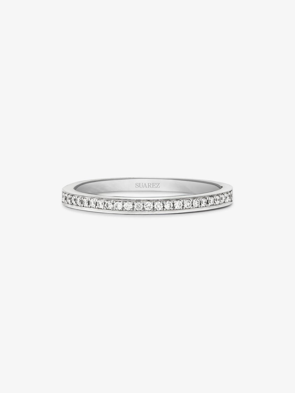 Media alianza de oro blanco de 18K con 24 diamantes en talla brillante con un total de 0,12 cts