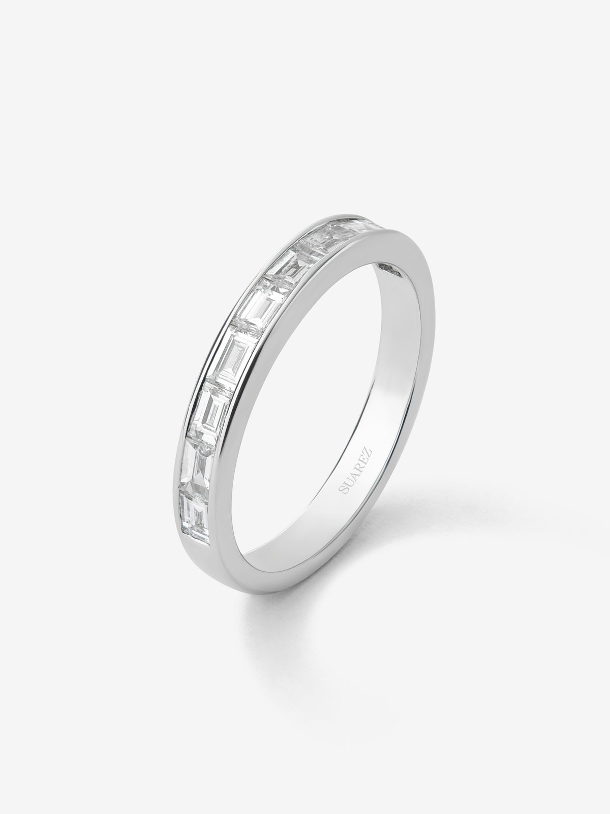 Media alianza de oro blanco de 18K con 10 diamantes en talla baguette con un total de 0,76 cts