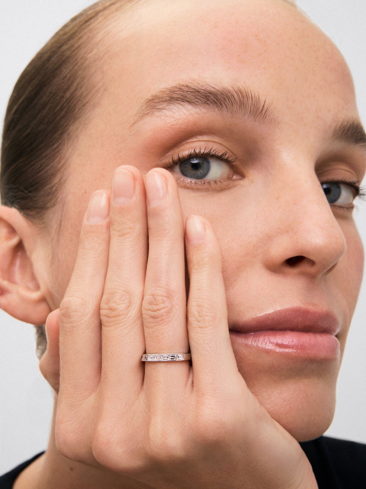 Media alianza de oro blanco de 18K con 10 diamantes en talla baguette con un total de 0,76 cts