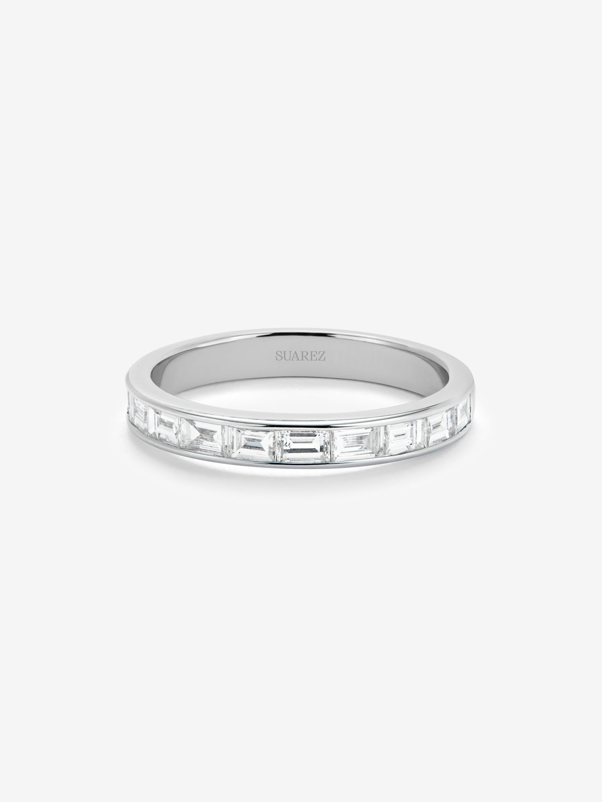 Media alianza de oro blanco de 18K con 10 diamantes en talla baguette con un total de 0,76 cts