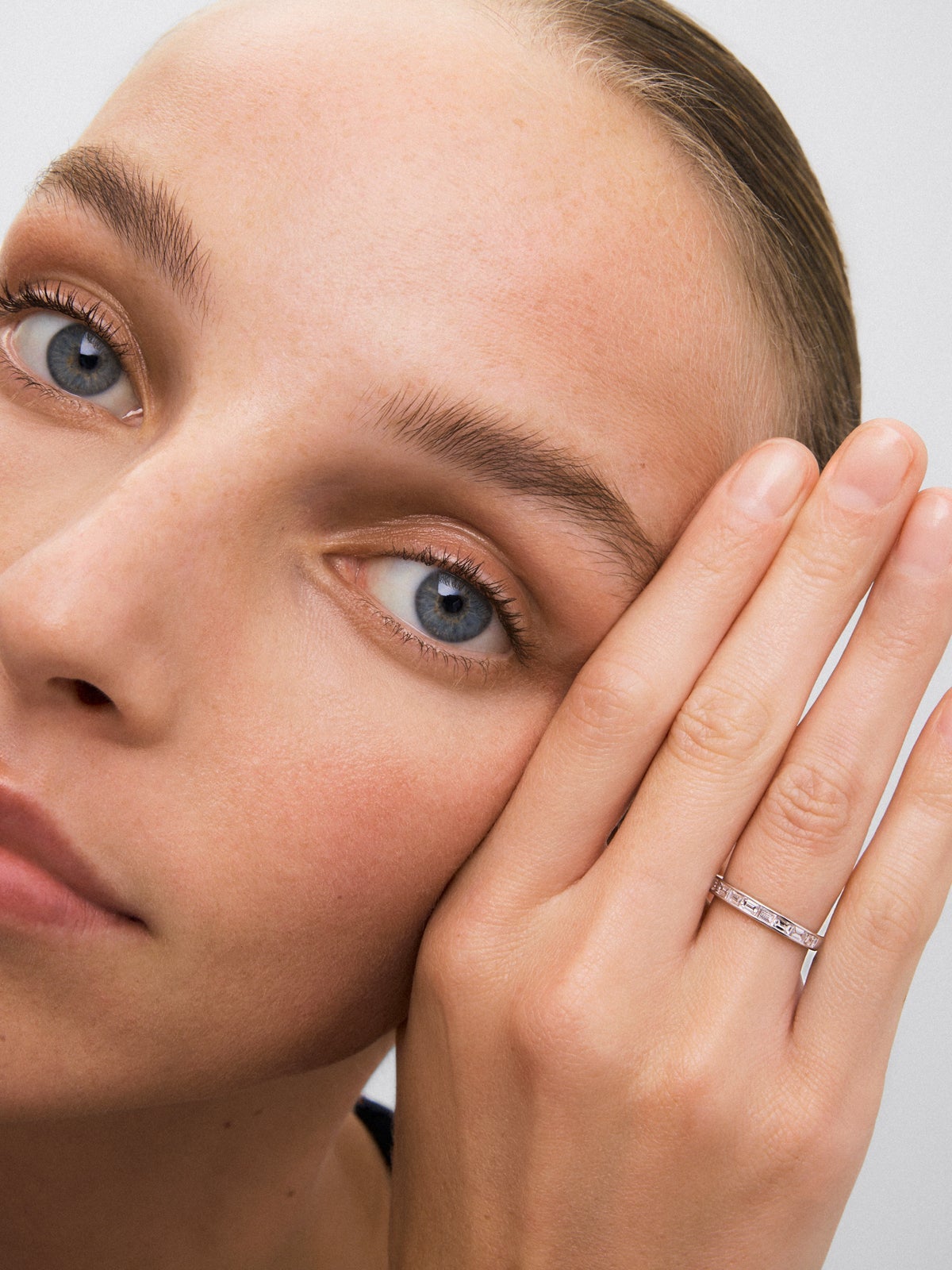 Media alianza de oro blanco de 18K con 10 diamantes en talla baguette con un total de 0,76 cts