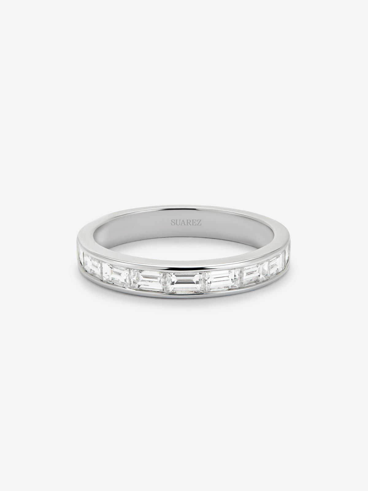 Media alianza de oro blanco de 18K con pavé de diamantes en talla baguette con un total de 0,89 cts