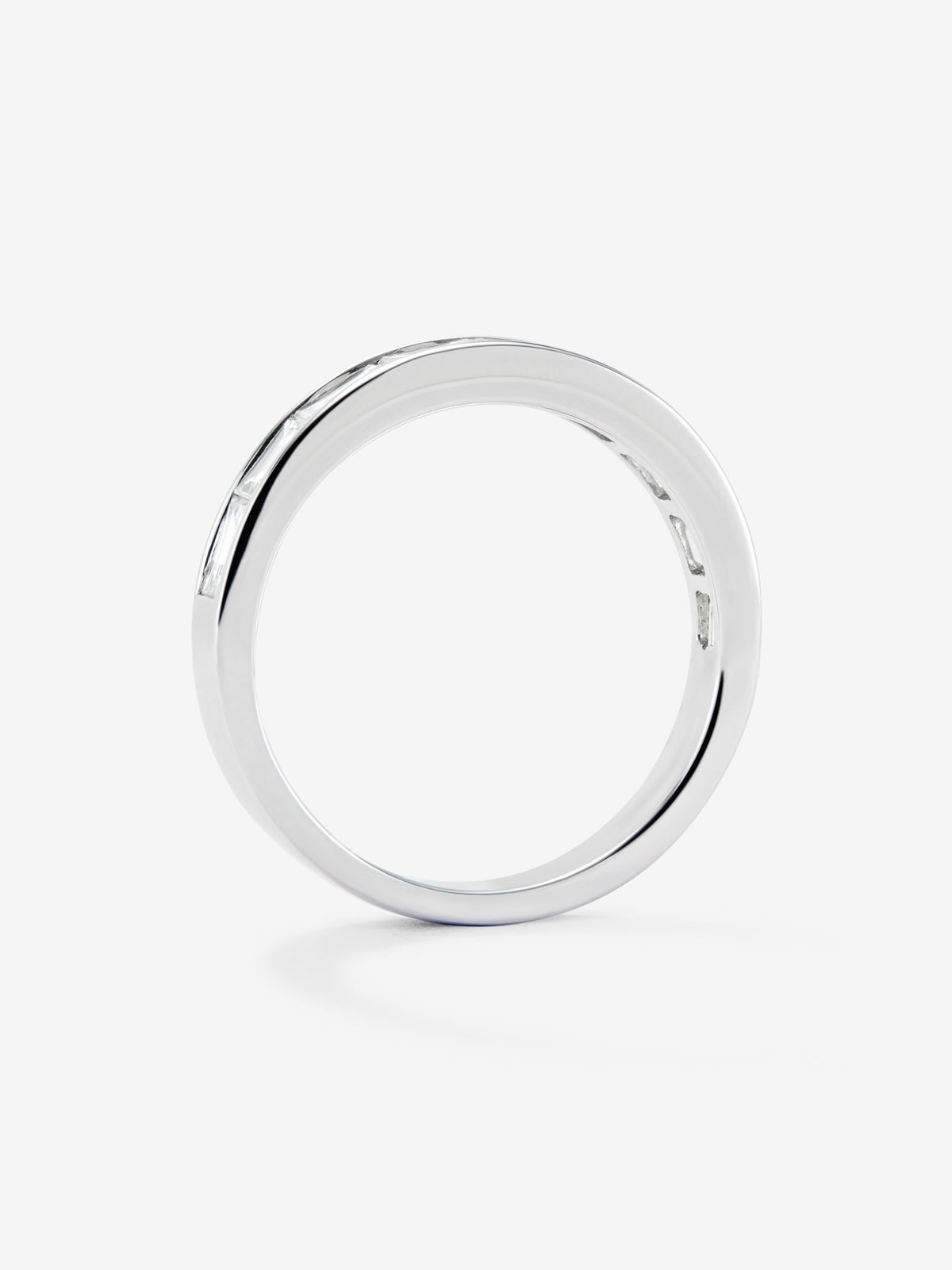 Media alianza de oro blanco de 18K con pavé de diamantes en talla baguette con un total de 0,89 cts