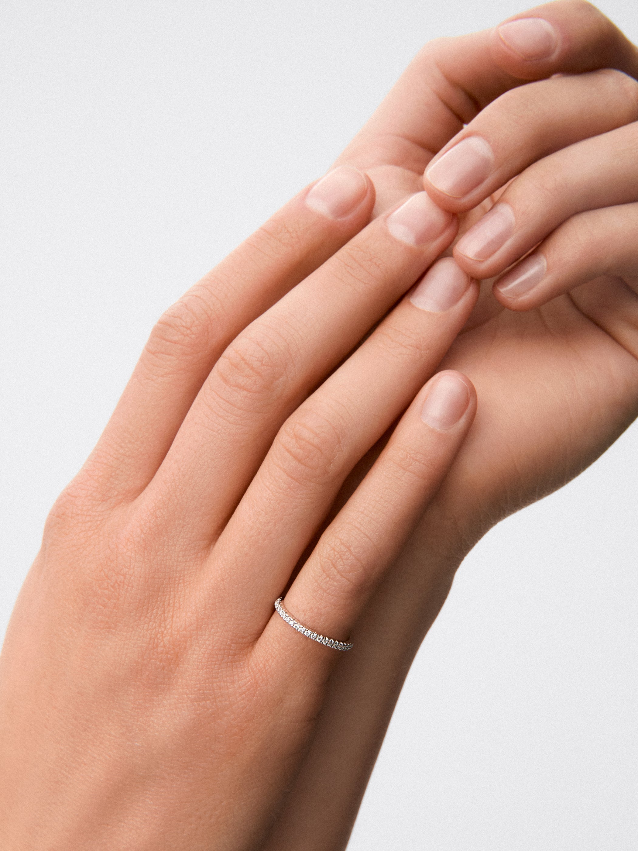 Anillo alianza media de compromiso de oro blanco de 18K con diamantes en garra 0,10ct