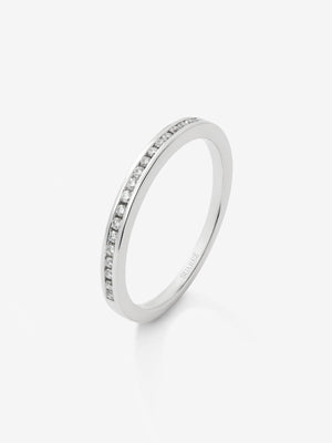 Media alianza de oro blanco de 18K con 19 diamantes en talla brillante con un total de 0,1 cts