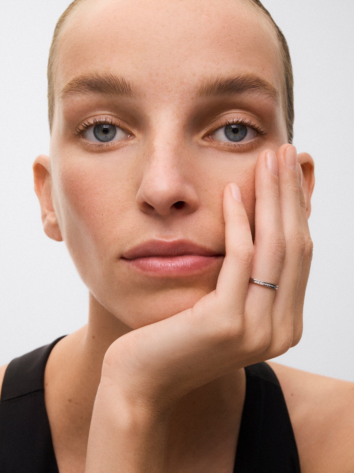 Media alianza de oro blanco de 18K con 19 diamantes en talla brillante con un total de 0,1 cts