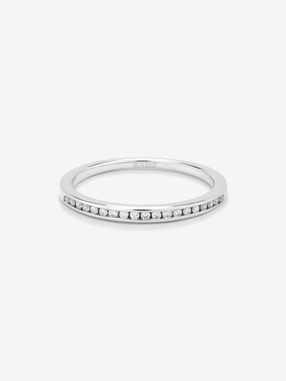 Media alianza de oro blanco de 18K con 19 diamantes en talla brillante con un total de 0,1 cts