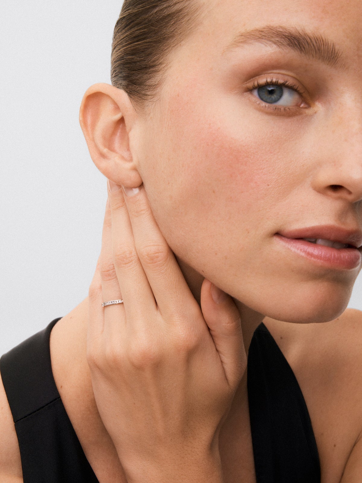 Media alianza de oro blanco de 18K con 19 diamantes en talla brillante con un total de 0,1 cts