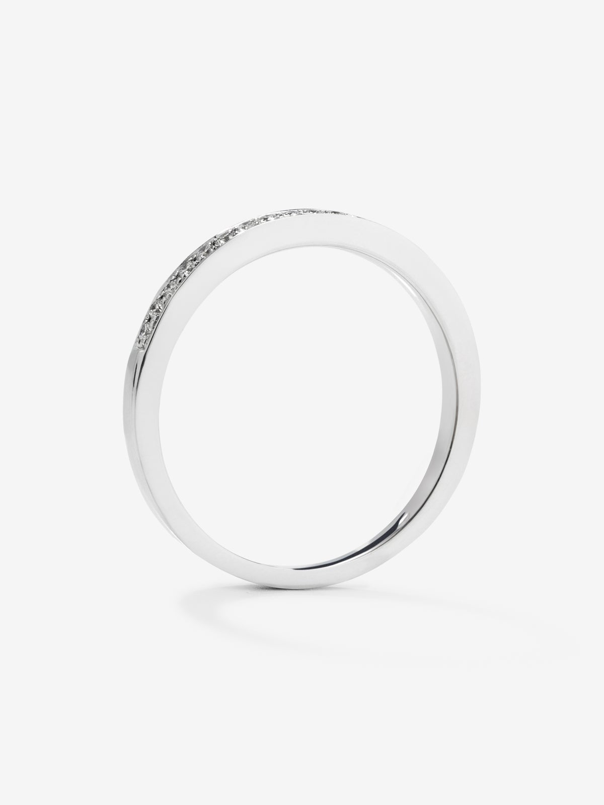 Alianza media de compromiso de oro blanco de 18K con diamantes en banda 0,10ct