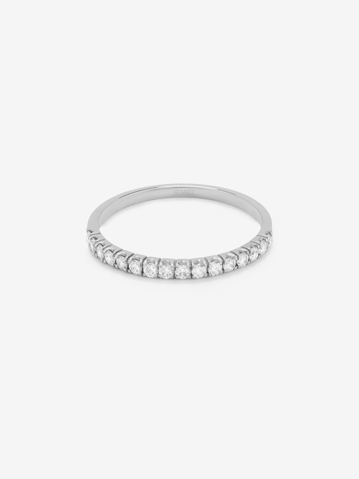 Media alianza de oro blanco de 18K con 16 diamantes en talla brillante con un total de 0,16 cts