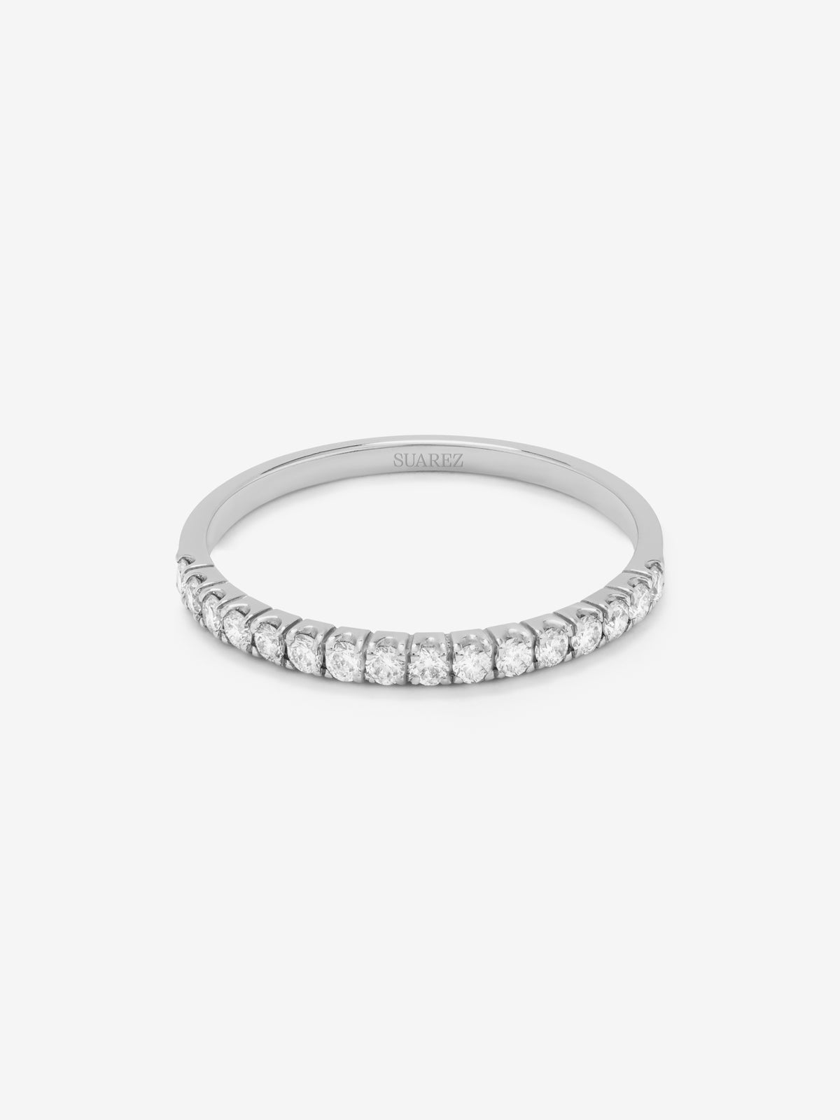 Media alianza de oro blanco de 18K con 16 diamantes en talla brillante con un total de 0,16 cts