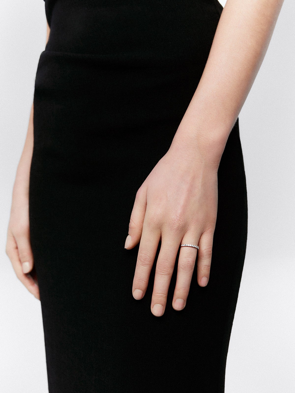 Media alianza de oro blanco de 18K con 15 diamantes en talla brillante con un total de 0,3 cts