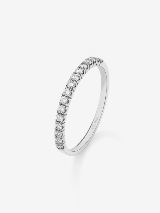 Media alianza de oro blanco de 18K con 13 diamantes en talla brillante con un total de 0,39 cts