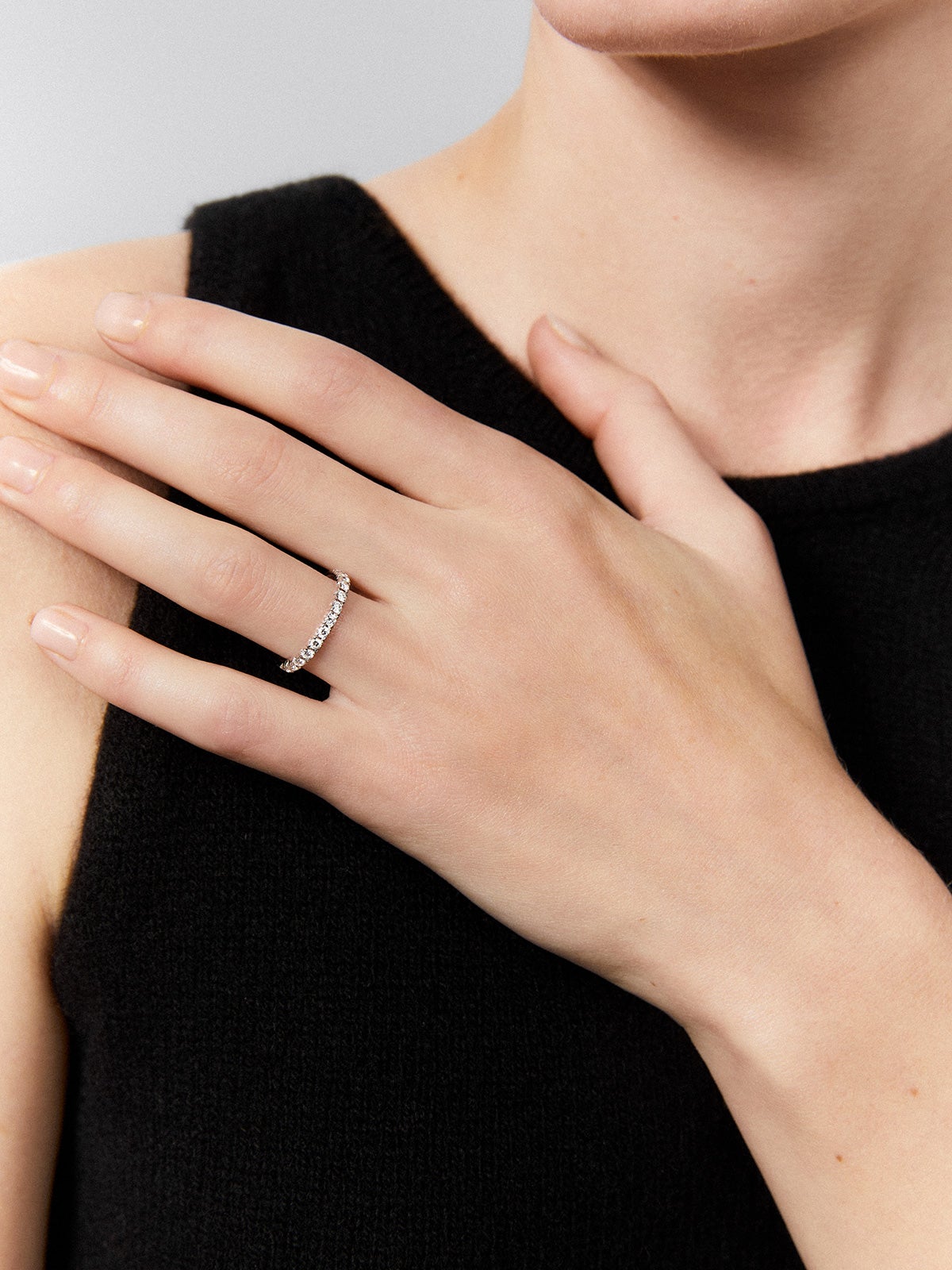 Media alianza de oro blanco de 18K con 13 diamantes en talla brillante con un total de 0,39 cts