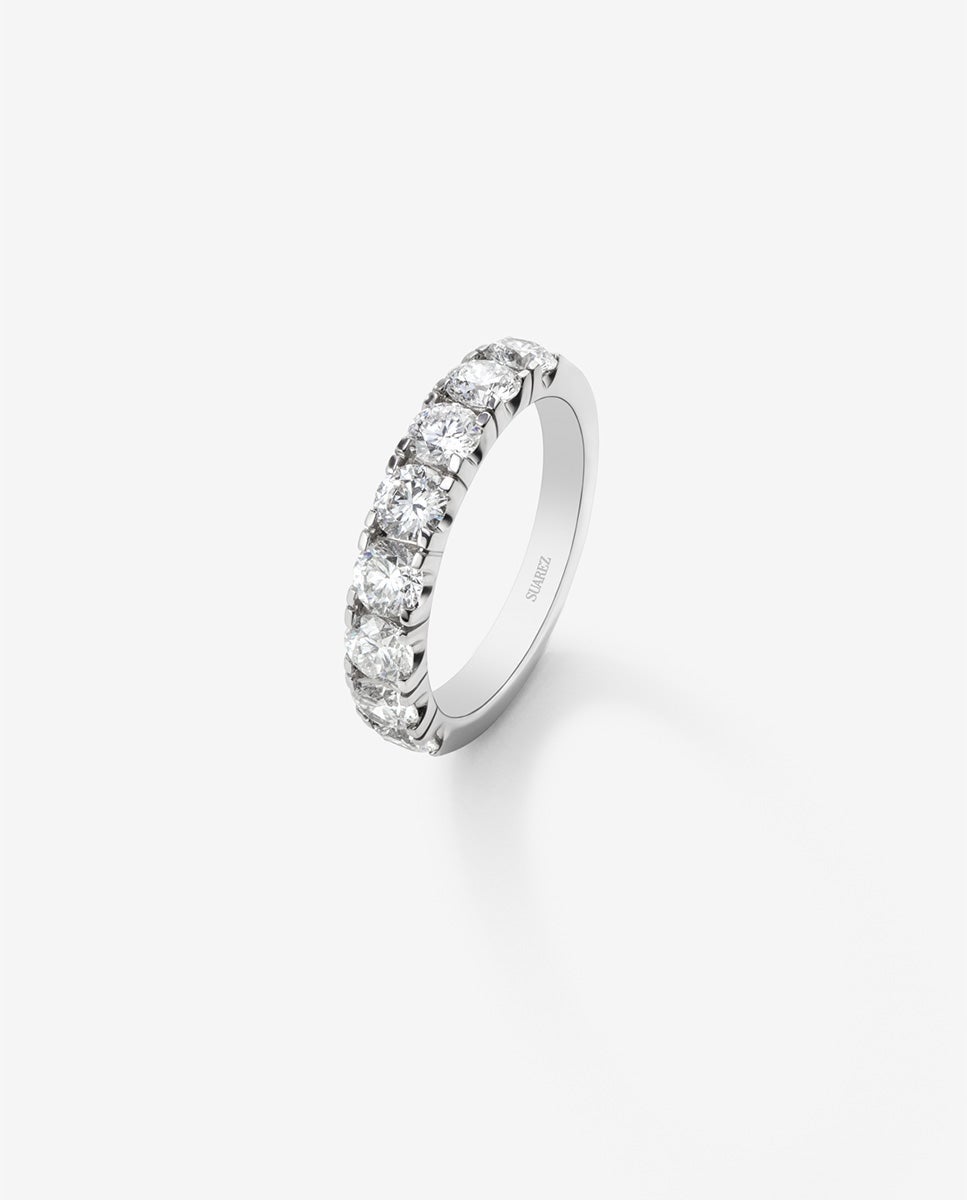 Media alianza de oro blanco de 18K con 11 diamantes en talla brillante con un total de 0,55 cts