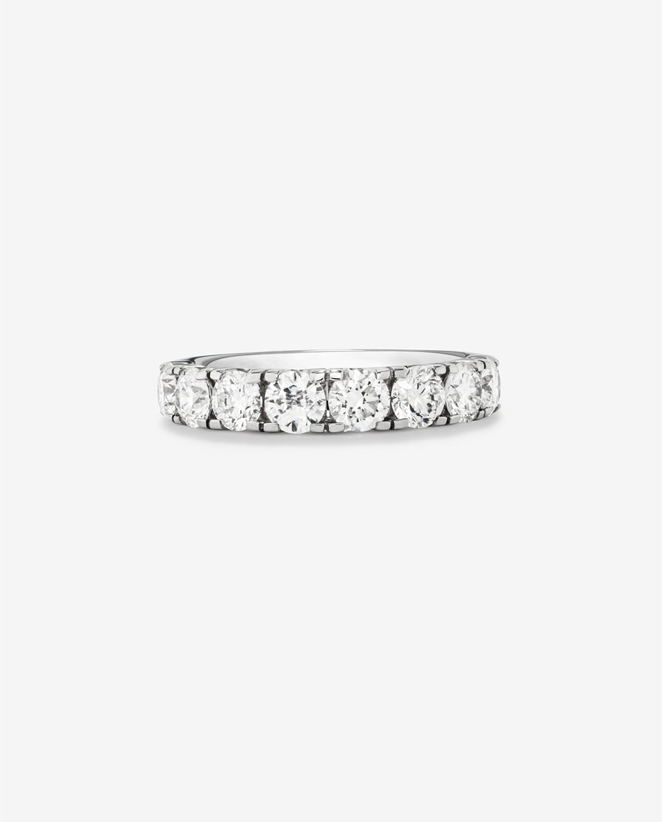 Media alianza de oro blanco de 18K con 11 diamantes en talla brillante con un total de 0,55 cts