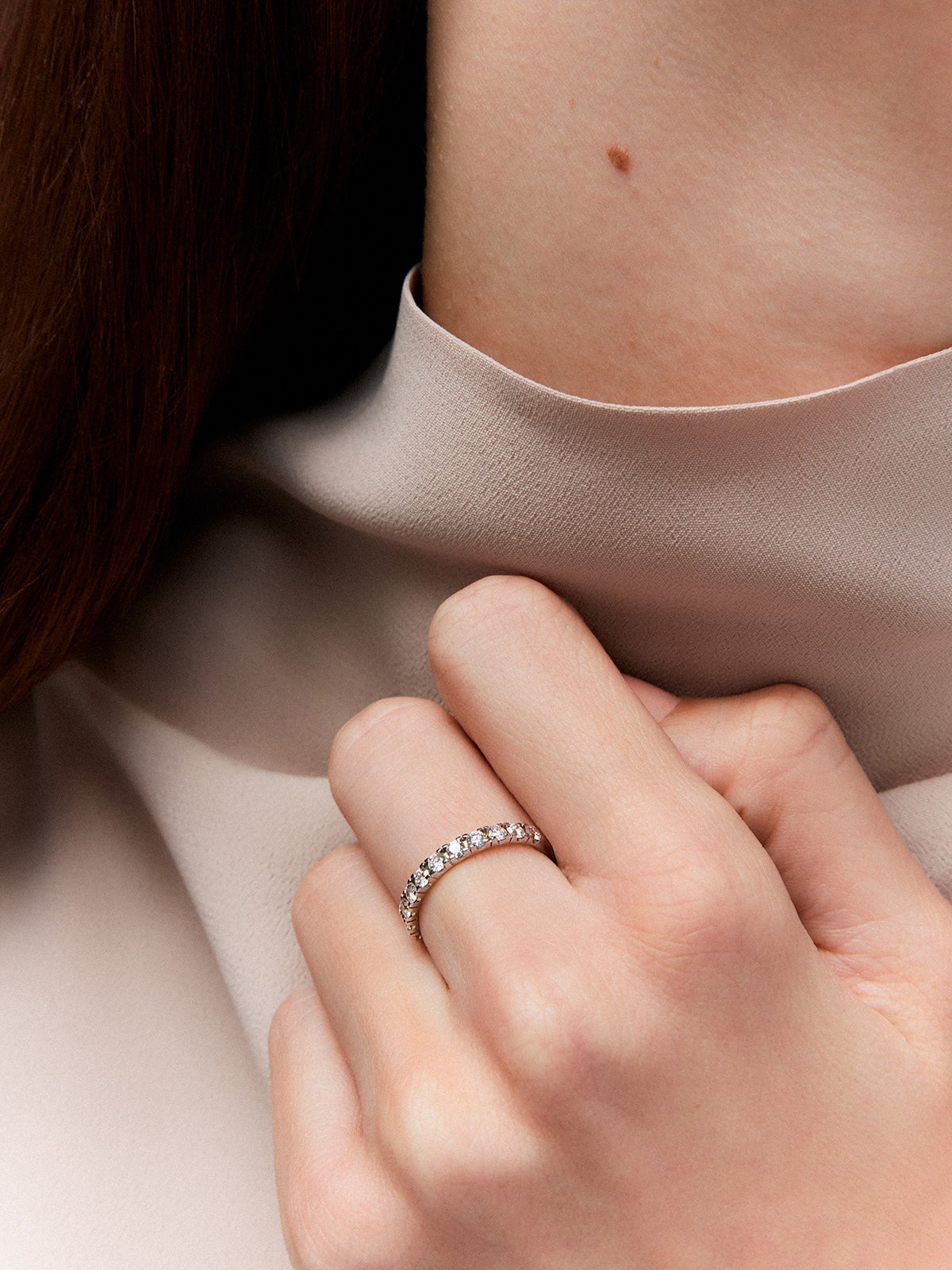 Media alianza de oro blanco de 18K con 11 diamantes en talla brillante con un total de 0,55 cts
