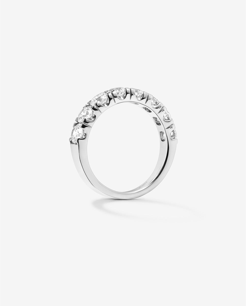Media alianza de oro blanco de 18K con 11 diamantes en talla brillante con un total de 0,55 cts