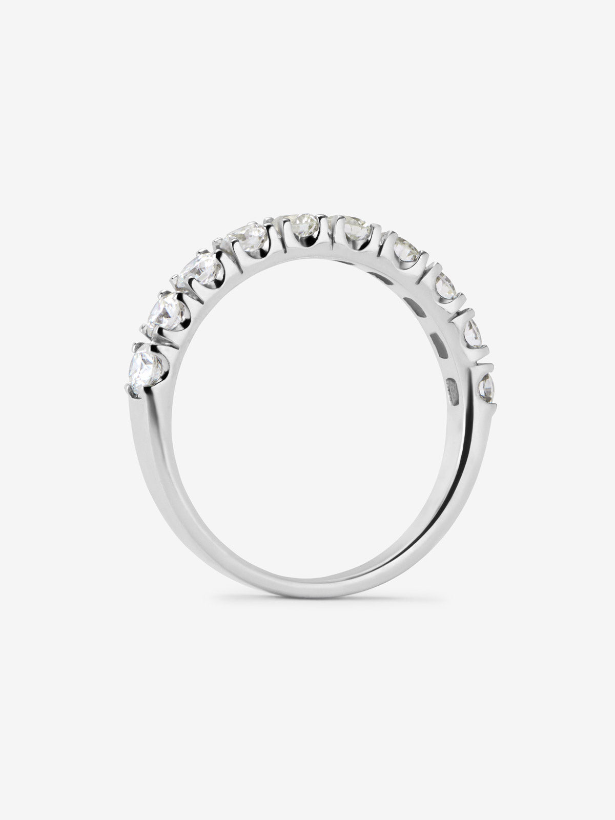 Media alianza de oro blanco de 18K en talla brillante