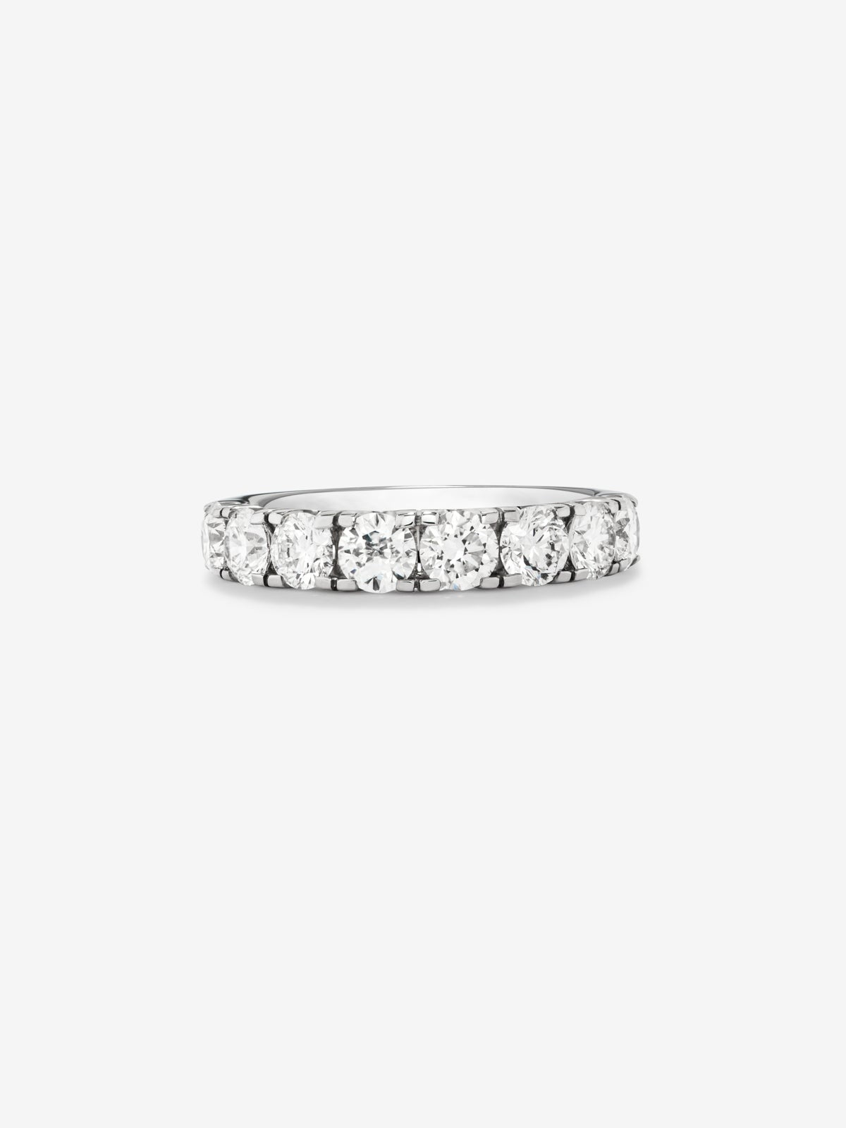 Media alianza de oro blanco de 18K con 9 diamantes en talla brillante con un total de 0,81 cts
