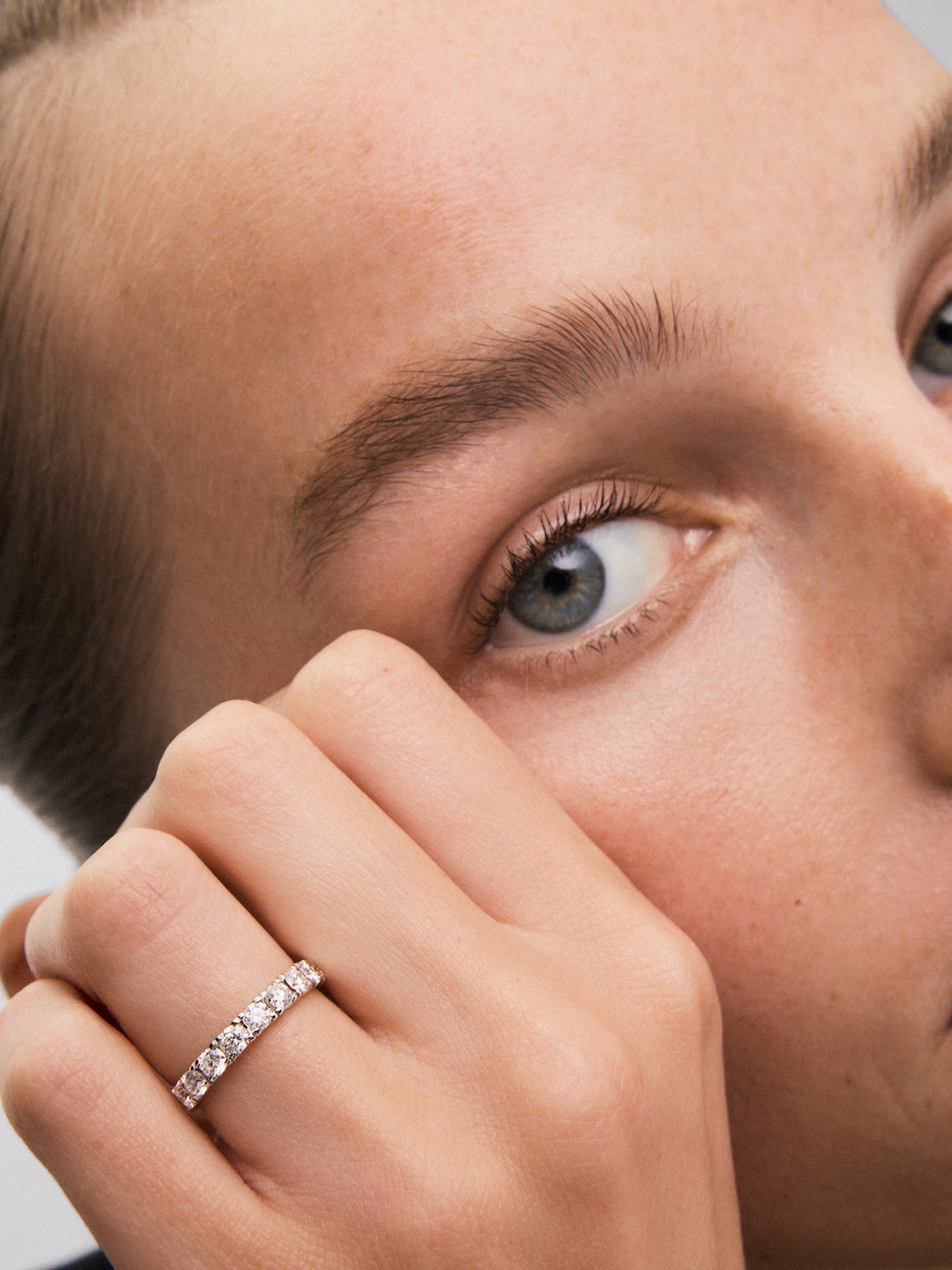 Media alianza de oro blanco de 18K con 9 diamantes en talla brillante con un total de 0,81 cts