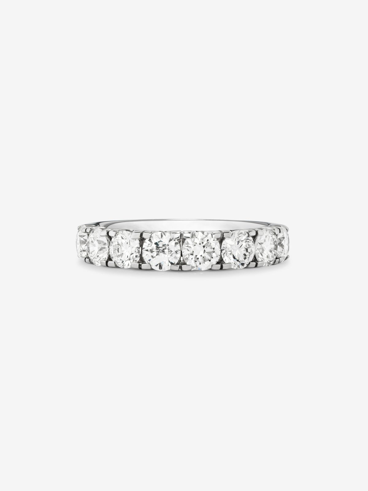 Media alianza de oro blanco de 18K con 8 diamantes en talla brillante con un total de 1,6 cts