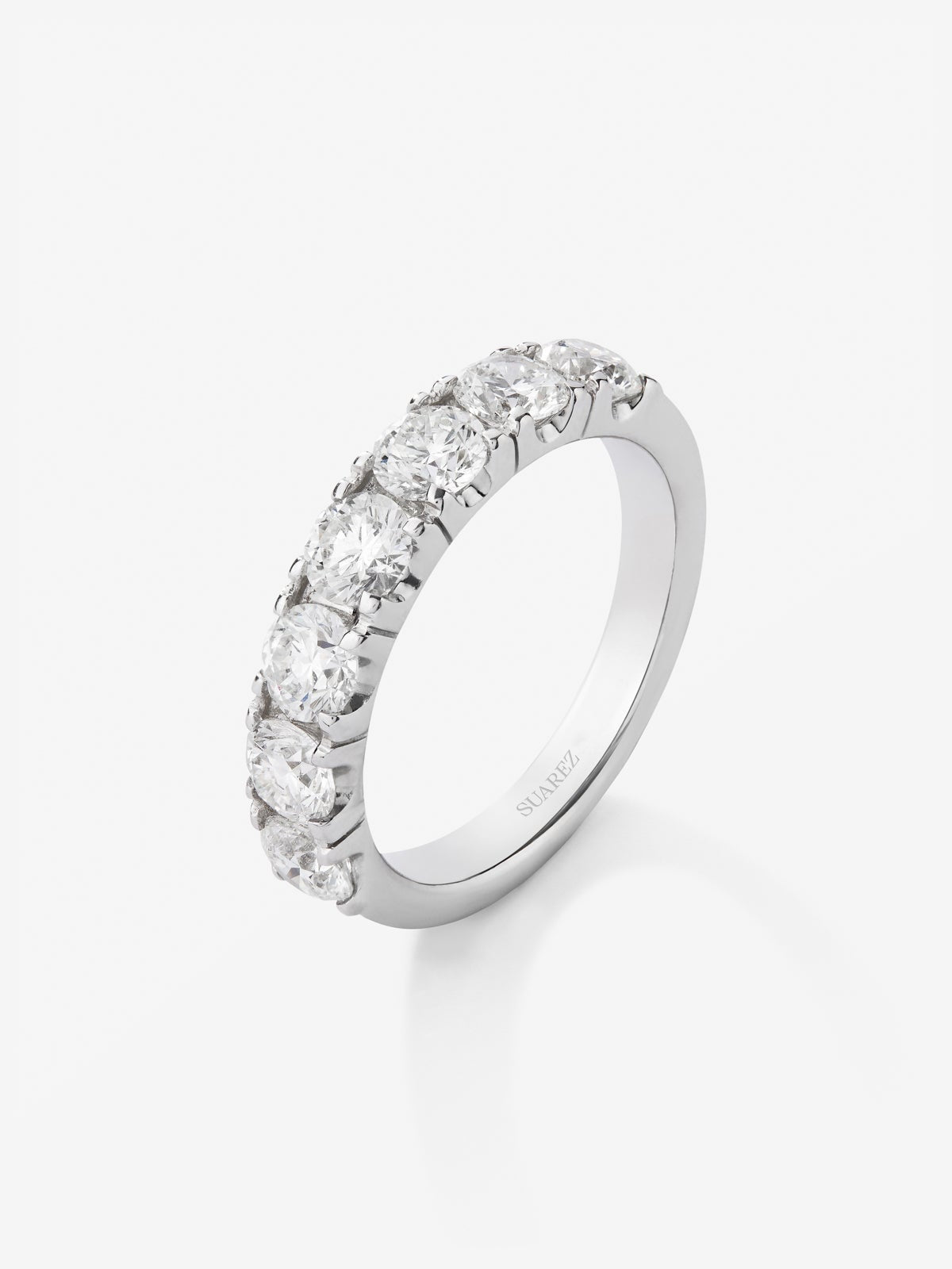 Media alianza de oro blanco de 18K con 7 diamantes en talla brillante con un total de 1,77 cts