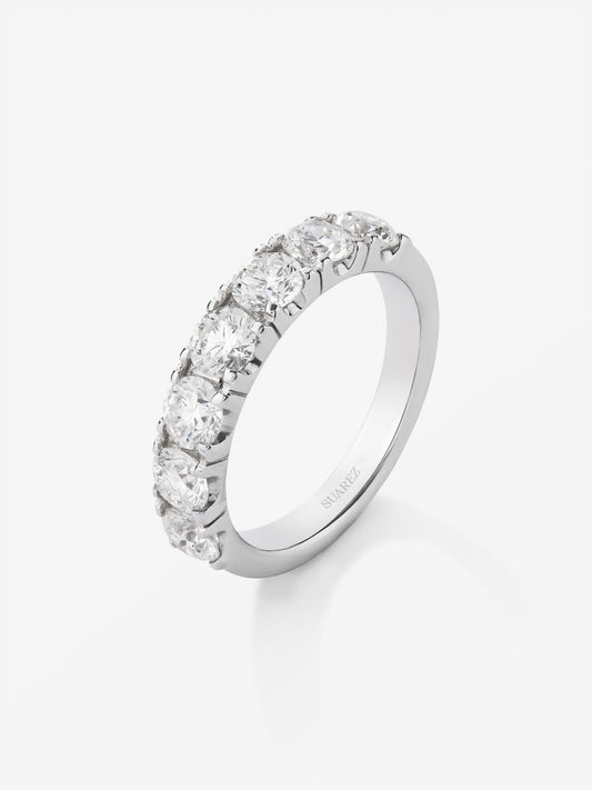 Media alianza de oro blanco de 18K con 7 diamantes en talla brillante con un total de 1,77 cts