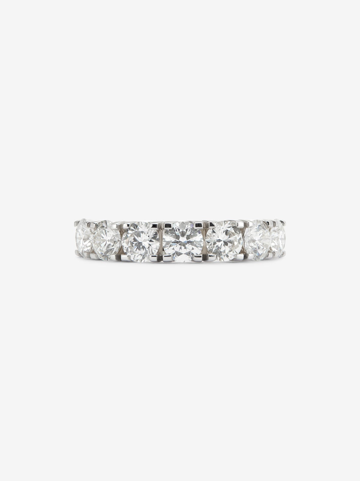 Media alianza de oro blanco de 18K con 7 diamantes en talla brillante con un total de 1,77 cts