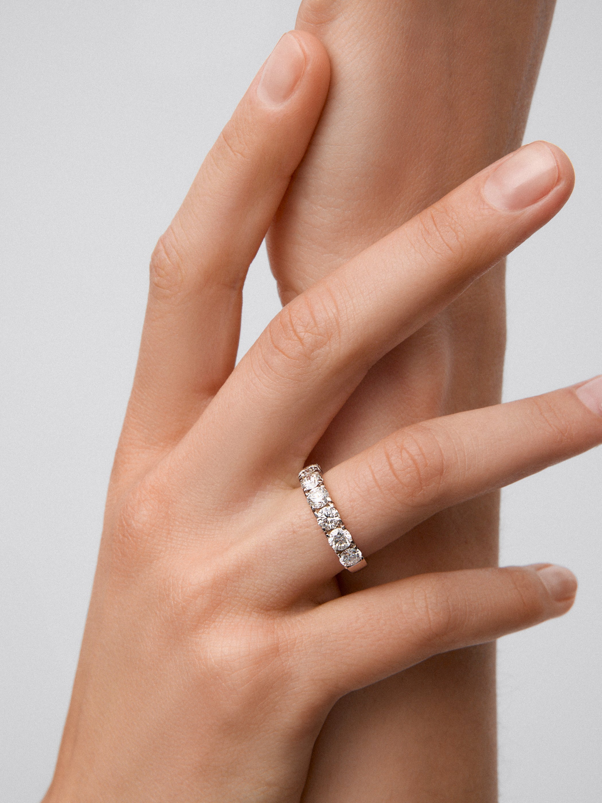 Media alianza de oro blanco de 18K con 7 diamantes en talla brillante con un total de 1,77 cts