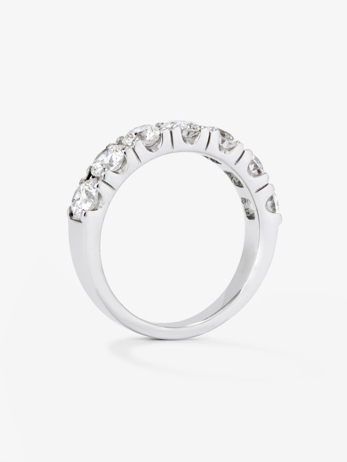 Media alianza de oro blanco de 18K con 7 diamantes en talla brillante con un total de 1,77 cts